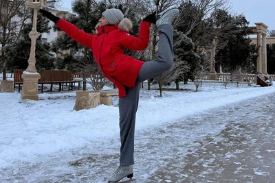Residents create ice rink on Azov Sea shore in Primorsko-Akhtarsk – video