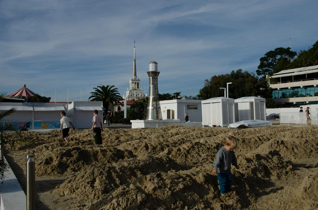 «Золотой» песок тщательно взрыхлили и детей появилась огромная песочница | Источник: Оксана Витязь / SOCHI1.RU