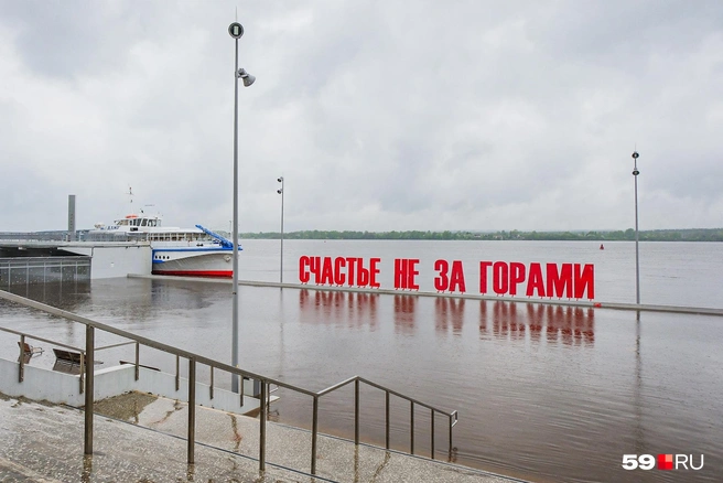 Дождь прогнал пермяков с набережной, но вода у «Счастья не за горами» только продолжает прибывать | Источник: Тимофей Калмаков / 59.RU