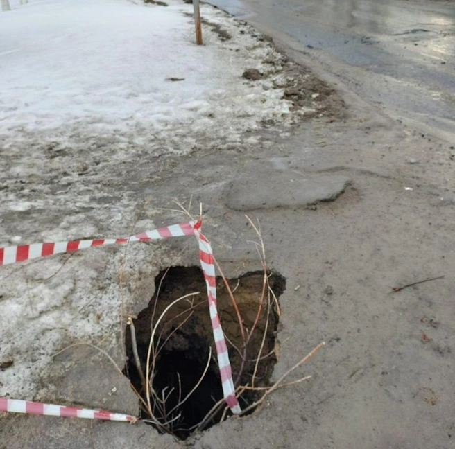 Провал на Андрианова кажется бездонным  | Источник: «Омский новостной поезд» / T.me