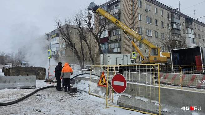 Энергетикам нужно заменить 12 метров трубы диаметром один метр | Источник: Дарья Никитченко / 45.RU