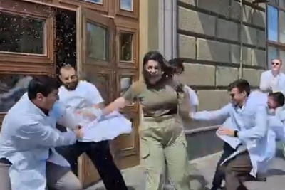 В Волгограде выпускнице медвуза разорвали халат на видео