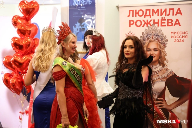 На фоне видно плакаты с победительницами прошлых лет | Источник: Татьяна Спиридонова / MSK1.RU