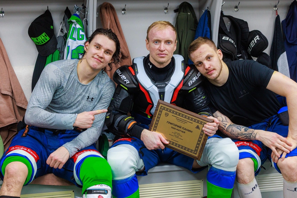 После игры капитану вручили памятную табличку | Источник: hcsalavat / Vk.ru