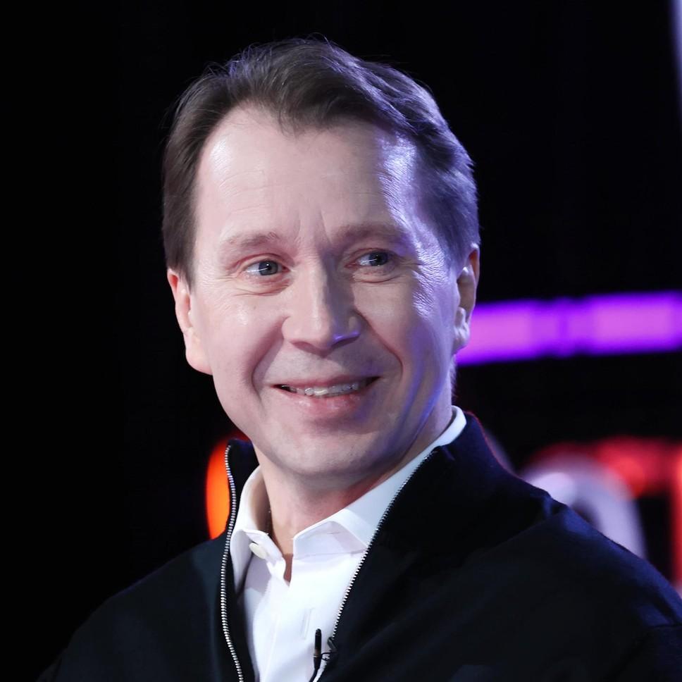 «Да, я под контролем»: Евгений Миронов о том, почему до сих пор живет с мамой, и сыне-подростке