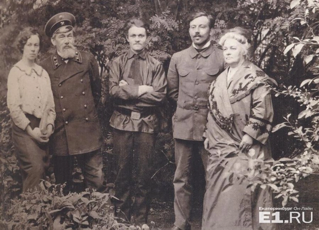 Один из основателей зоопарка Валерий Шлезигер (в центре) со своей семьёй в зоосаду