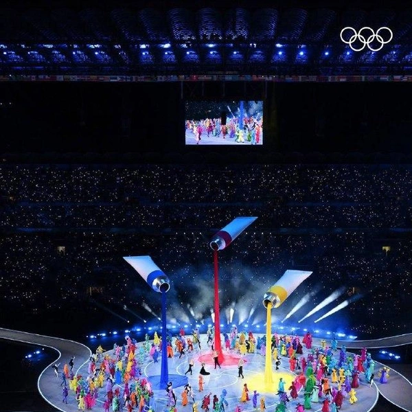 Ярким, в прямом смысле этого слова, стал цветной марш | Источник: olympics.com