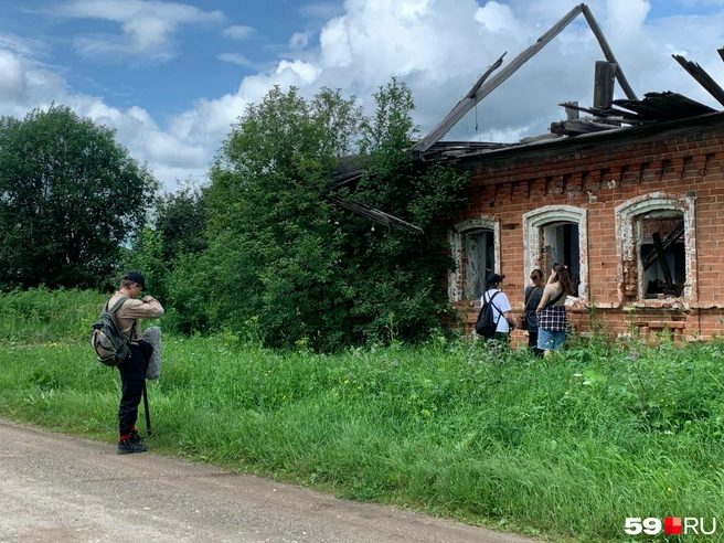 Компания с любопытством разглядывает дом | Источник: Наталия Главатских / 59.RU
