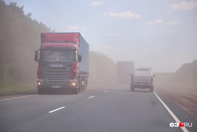 Оползень под Саратовом мешает нормальному трафику машин | Источник: Роман Данилкин / 63.RU