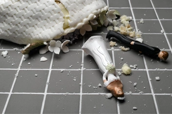 Cake smashing: зачем женихи бросают свадебный торт в невест и что это о них говорит