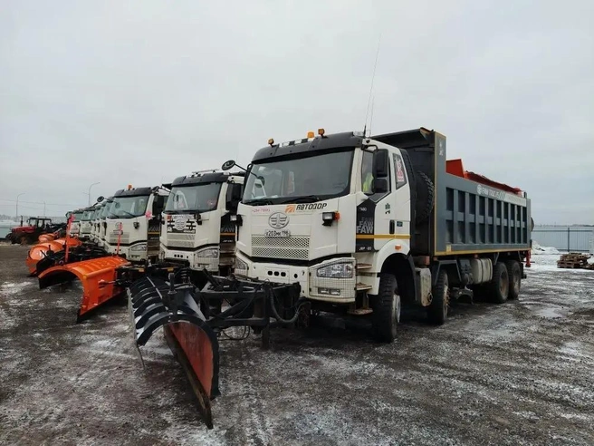 Техника подрядчика СПК «Зеленый город» на участке автобана М-12 между Дюртюлями и Ачитом | Источник: Роман Марьяненко / E1.RU