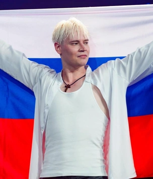 Мизулина поссорилась с Shaman и публично отхлестала его букетом цветов (видео)