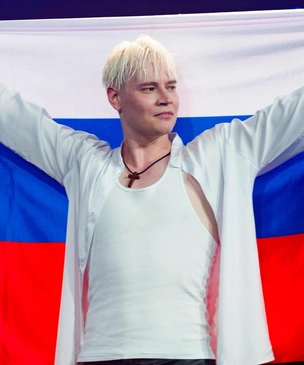Мизулина поссорилась с Shaman и публично отхлестала его букетом цветов (видео)