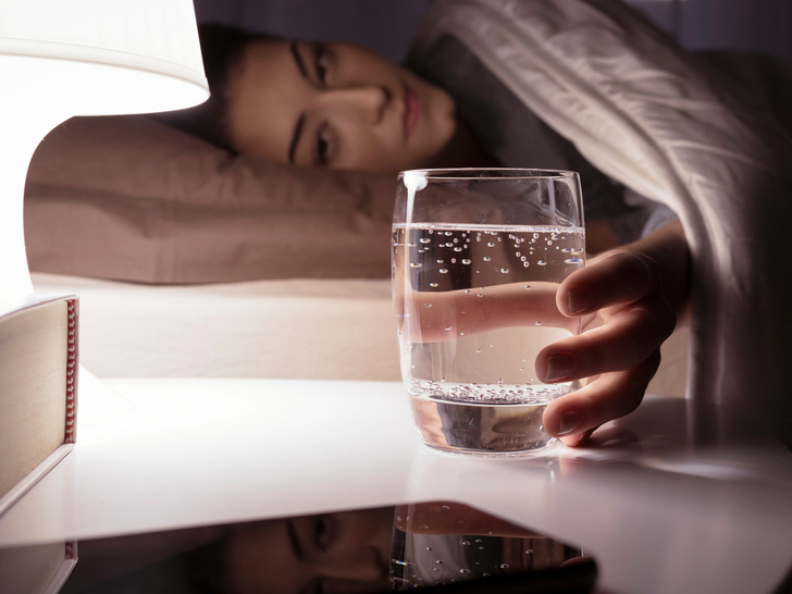«Жажда — это симптом»: терапевт Кузнецова назвала 7 причин, почему по ночам хочется пить