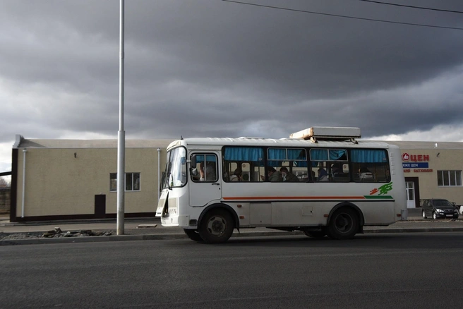 После запуска транспортной реформы в Кузбассе автобусы модели «ПАЗ» стали редкостью и в основном используются для доставки рабочих на предприятия | Источник: Надежда Достовалова / 45.RU