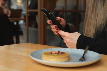 Что такое «теория красных ногтей» — и правда ли, что этот цвет помогает привлечь мужчину