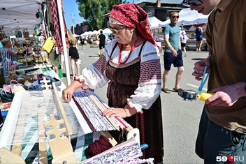 Женщина демонстрирует искусство ткачества | Источник: Василина Любимова / 59.RU