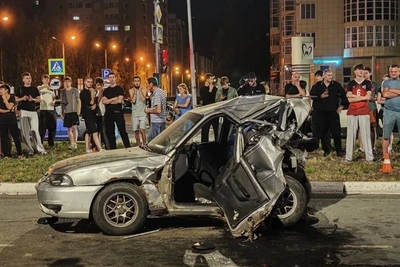 В Нижневартовске Lexus влетел в стоящий автомобиль: один погиб