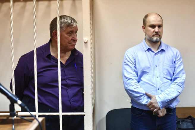 Обвиняемый и его защитник спокойно восприняли решение суда | Источник: Михаил Шилкин