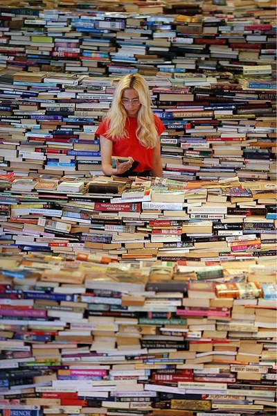К чему снится книга, сонник | Источник: Getty