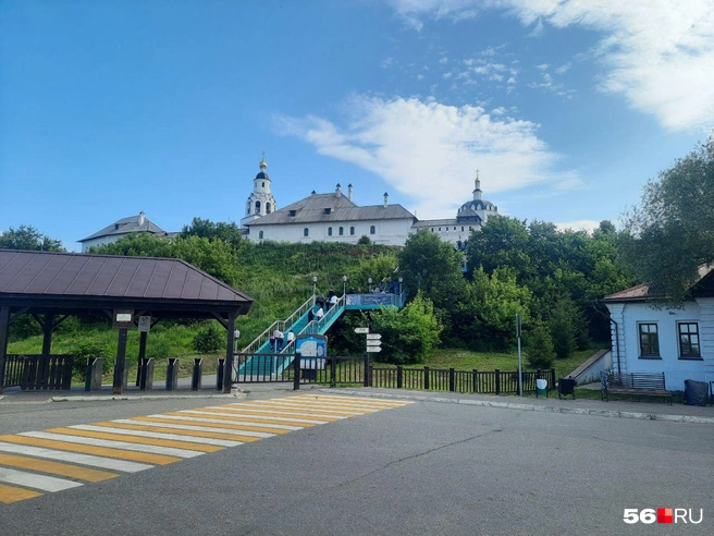 Чтобы увидеть крепость, вам нужно подняться по высокой лестнице | Источник: Анастасия Баринова / 56.RU