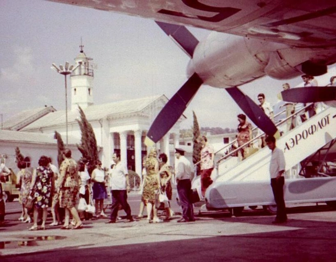 Старый аэропорт Сочи, 1975–1976 год. Строительство нового терминала было начато в 2006 году | Источник: sochi.citifox.ru