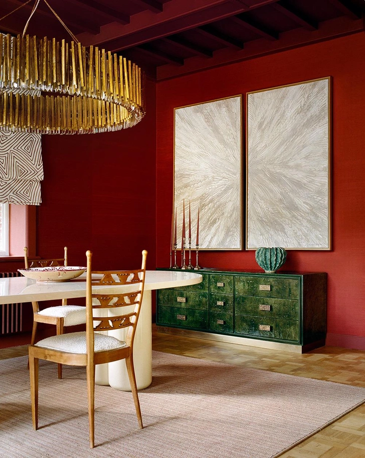 Зеленый керамический буфет, Flair Firenze. Керамическая ваза, Asiatides. На стене — диптих португальской худоожницы Каролины Кейруш Кунья. Винтажные серебряные подсвечники 1940-х годов. | Источник: Клеман Вайсьер