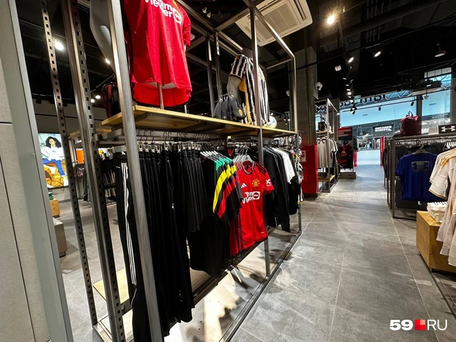 Футболка для фанатов ФК Manchester United — 6700 рублей | Источник: Наталья Пальникова