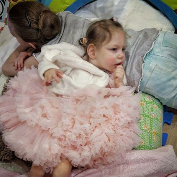 Вот такое прелестное платье Агате подарили ее родители на второй день рождения