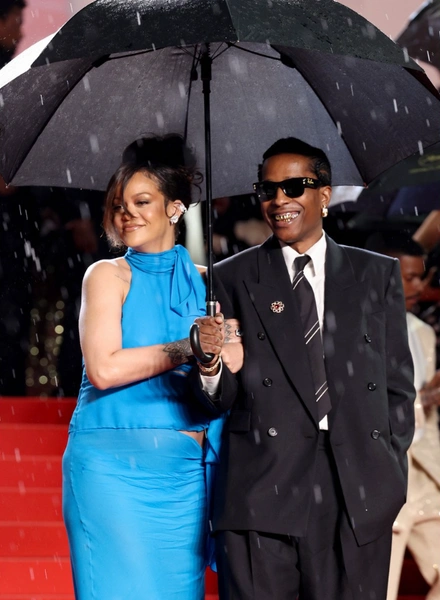 В платье Смурфетты и под зонтом бойфренда: Рианна и A$AP Rocky на премьере фильма «Рай и ад» в Каннах | parents.ru