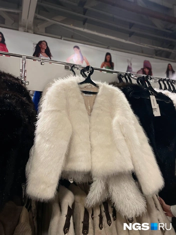 То же самое в белом цвете. Оба варианта стоят по 2000 рублей | Источник: Алёна Золотухина / NGS.RU