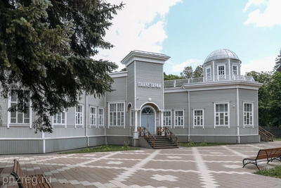 Перчатка космонавта Самокутяева передана планетарию