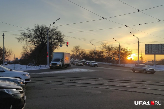 Закат солнца за Шумавцовский мост прекрасен