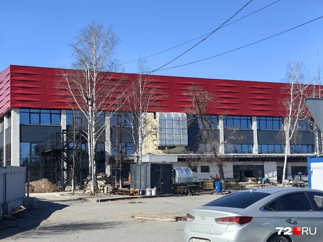 Многострадальная площадка, которую в последнее время всё больше ремонтируют, — Дворец спорта | Источник: Павел Красоткин / 72.RU