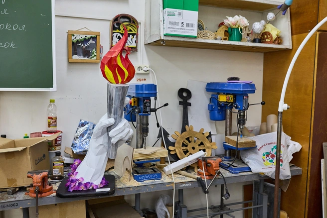 Руку с факелом дети делали на городской конкурс ко Дню Победы | Источник: Александр Ощепков / NGS.RU