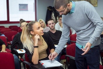 «Влюбилась в преподавателя, который на 23 года старше меня. Что делать?»
