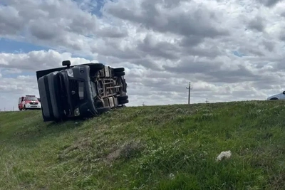 В Самарской области ветер сдул грузовик с прицепом с трассы