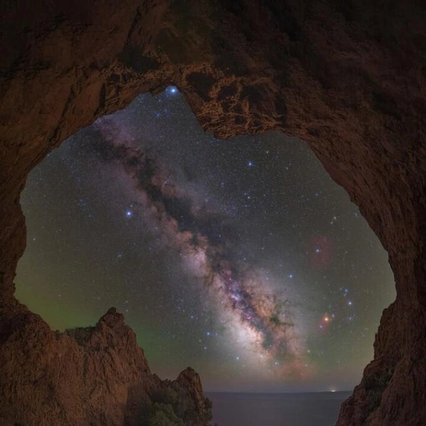 Коммуна Сен-Рафаэль, Франция | Источник: Anthony Lopez / Milky Way Photographer of the Year 2025