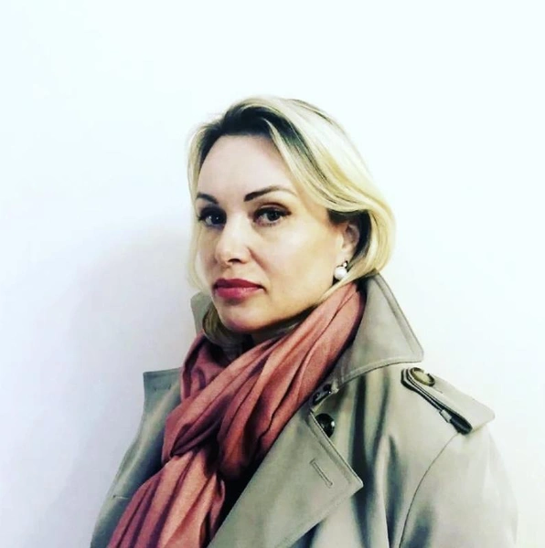 Бывшая редактор Первого канала Марина Овсянникова рассказала, как бежала с дочкой из России во Францию