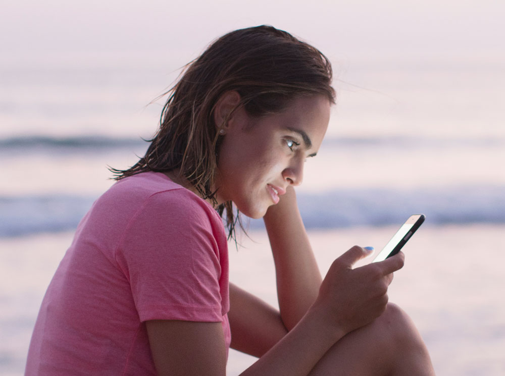 Опасные связи: 5 проблем, которые телефон создает вашей коже | marieclaire.ru