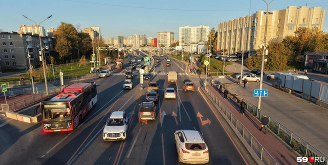 В левой полосе постоянно скапливается очередь для поворота на улицу Плеханова | Источник: Кирилл Хафизов / 59.RU