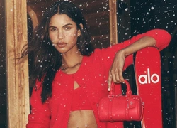 Почти как Speedy от Louis Vuitton: Alo Yoga представили коллекцию люксовых сумок