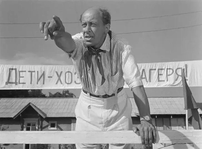 Первую большую роль Евгению Евстигнееву предложил начинающий режиссер Элем Климов в своей дебютной картине «Добро пожаловать, или Посторонним вход воспрещен». Для Евгения Александровича роль товарища Дынина тоже стала дебютом — до этого 38-летний актер снимался лишь в эпизодах | Источник: кадр из фильма «Добро пожаловать, или Посторонним вход воспрещен», 1964 год
