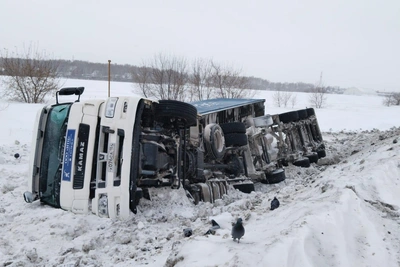 Фура перевернулась на трассе в Новосибирском районе