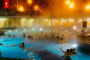 Бассейн здесь довольно просторный | Источник: База отдыха «Верхний бор» / VK.com