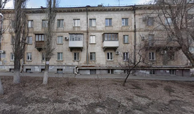 Квартира расположена на цокольном этаже трехэтажного дома в Ворошиловском районе | Источник: Google.com/maps