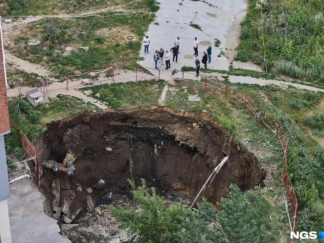 В микрорайоне Горский 12 июня образовался глубокий провал. | Источник: Александр Ощепков / NGS.RU