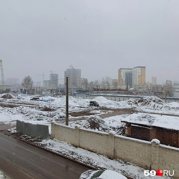 На шоссе Космонавтов у «Мориона» тоже белым-бело | Источник: читатель 59.RU