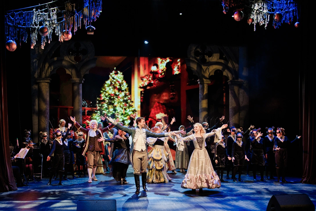 Новогодняя елка Hearst Shkulev Group | mcmaison.ru