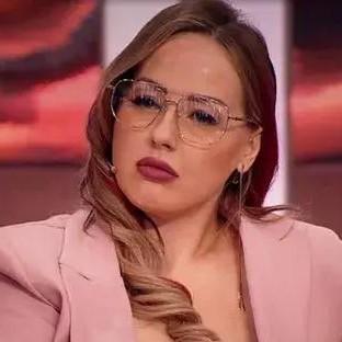 Мастер маникюра и ее муж избили блогера Марину Ильину, пришедшую проверить их салон: осторожно, жесткие кадры